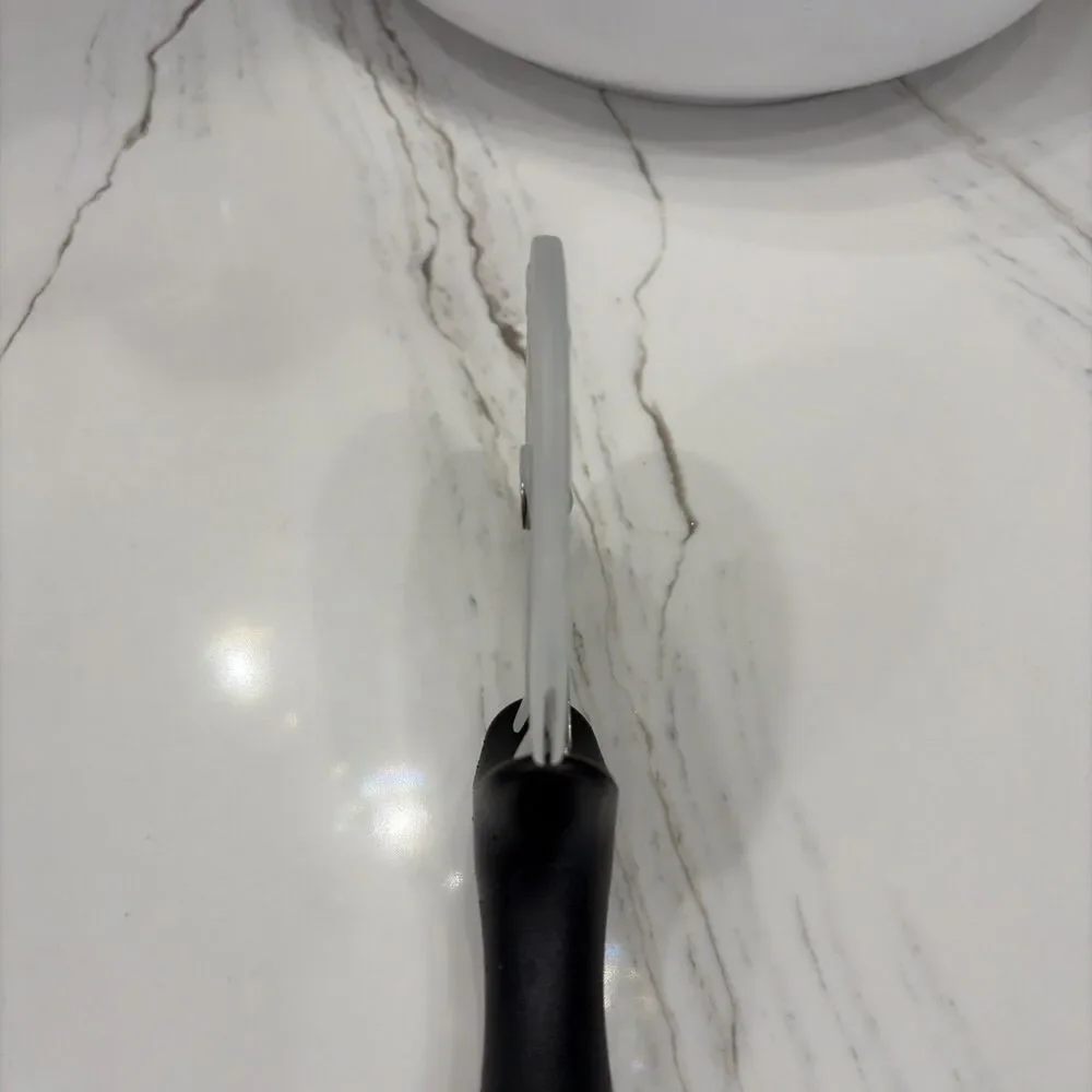 The Pampered Chef Stainless Steel Pizza & Crust Cutter With Blade Cover #1303